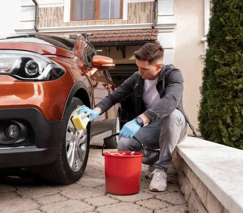 Lavage auto à domicile Saint-Sernin : professionnel intervenant sur un véhicule